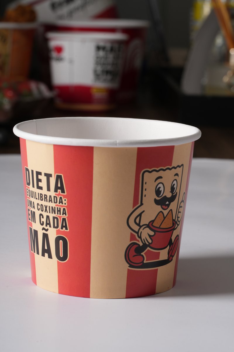 Pote de papel personalizado com ilustração e tipografia coloridas para marca de salgados
