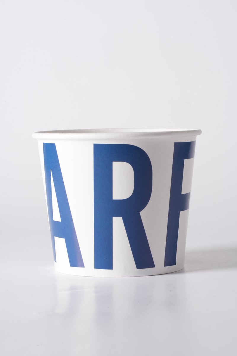 Pote de papel personalizado com tipografia grande em alto contraste